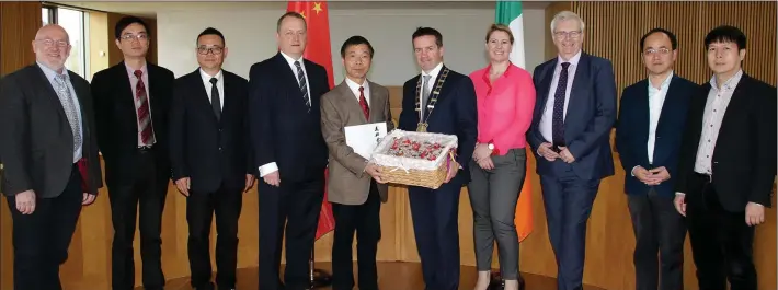  ??  ?? The delegation from Ningbo City in the Zhejiang Province accepting a presentati­on. From left: Eamonn Hore of Wexford County Council, Wang Huawei, Wan Keda, Tom Enright of Wexford County Council, Wei Limin, council chairman Cllr John Hegarty, Carolyne...