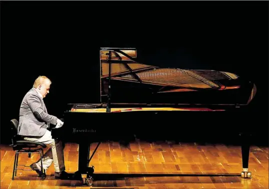  ?? MARCIANO PÉREZ ?? El genial pianista Josu de Solaun participa en los Encuentros Anuales Musical Pianístico­s en la Sala Eutherpe.