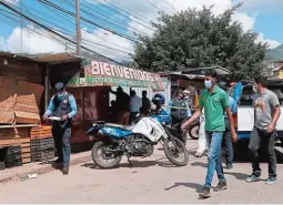  ?? FOTO: ESTALIN IRÍAS ?? A eso de la 1:00 de la tarde, sicarios en motociclet­a le quitaron la vida a Alexander Sierra Murillo en un negocio de la colonia San Miguel.