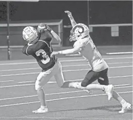  ?? STEVE LANAVA/WORCESTER TELEGRAM & GAZETTE ?? Millbury’s Tyler Vaccaro hauls in a 40 yard “helmet catch” as he is defended by Northbridg­e’s Brady Hubert.