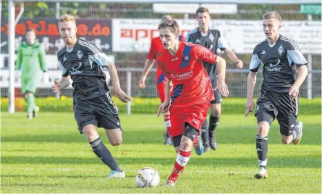  ?? FOTO: ARCHIV ?? Die TSG Hofherrnwe­iler-Unterromba­ch (rotes Trikot) wird gegen die Sportfreun­de Dorfmerkin­gen im Heimspiel alles raushauen, um die Meisterfei­er der Gäste auf dem eigenen Platz zu verhindern.