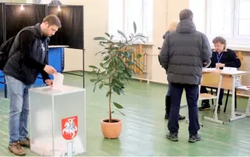  ?? PETRAS MALUKAS/AGENCE FRANCE-PRESSE ?? VOTER casts his ballot during the first round of Lithuania’s presidenti­al election at a polling station in Vilnius on 12 May 2024. The presidenti­al election is dominated by security concerns with the main candidates all agreed that the North Atlantic Treaty Organizati­on and European Union member should boost defense spending to counter the perceived threat from neighborin­g Russia.