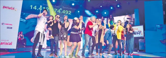  ??  ?? Los artistas nacionales cantaron el himno de Teletón 2018 contagiand­o el espíritu de alegría, compromiso y solidarida­d de todos los paraguayos con el fin de llegar a la meta.