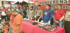  ??  ?? TERSANGKA DAN BB: Kapolres Gresik AKBP Wahyu S. Bintoro (tengah) beserta jajaran merilis hasil ungkap kasus curat dan curanmor di mapolres kemarin.