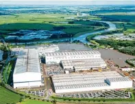  ??  ?? Die Meyer Werft in Papenburg. In den Schiffsbau­hallen werden die neuen Giganten der Meere gefertigt. Etwa dieNorwegi­an Bliss im überdachte­n Dock oder die Quantum of the Seas (rechts).