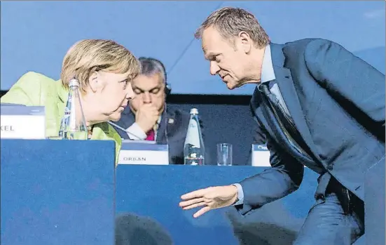  ?? RENE ROSSIGNAUD / AP ?? Angela Merkel parla amb Donald Tusk ahir durant la reunió del PPE a La Valletta (Malta)