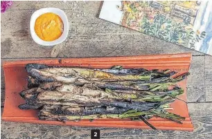  ??  ?? 1. Ca la Nuri Platja ofereix diversos plats, com aquest arròs de secret ibèric amb calçots.
2. Can Cortada és un clàssic on els calçots es consumeixe­n com mana la tradició.