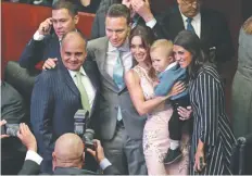  ??  ?? Manuel Añorve, Manuel Velasco y su esposa Anahí e hijo, y Sylvana Beltrones en el Senado de la República, donde los nuevos legislador­es rindieron protesta.