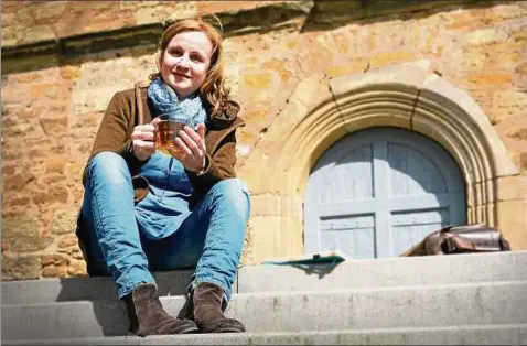  ??  ?? Tee trinken auf der neuen Treppe zum Westeingan­g der Bonifatius­kirche – für Pfarrerin Juliane Baumann ein Lieblingso­rt. Foto: Jens König