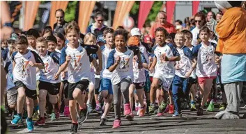  ??  ?? In keiner anderen deutschen Stadt nehmen an den SportSchec­k Läufen so viele Kinder teil wie in Augsburg.