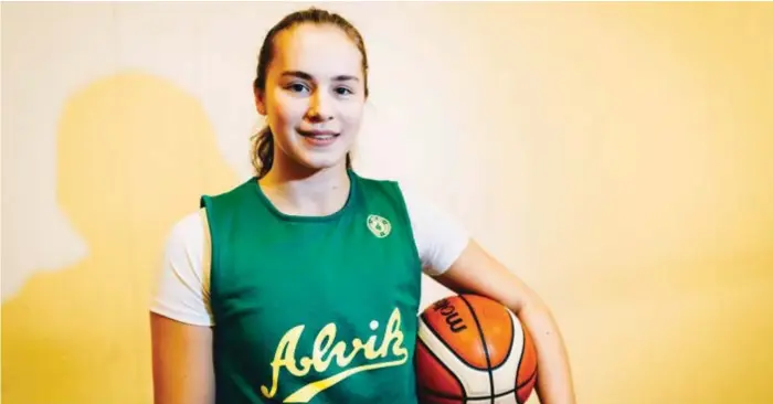  ?? FOTO: YLVA BERGMAN ?? DRÖMMER OM USA. Tova Sabel har en vardag som kantas av basket. Nu spelar hon i högsta ligan och drömmer om USA efter studenten.