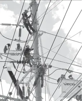  ?? / ARNI ACLAO ?? ■ BROWNOUT. Mga lineman sa Visayan Electric Company (Veco) nag-ayo sa mga mainline sa may dan Escario, dakbayan sa Sugbo. Tungod sa linog nga midaut sa linya sa Leyte, magpadayon ang rotational brownouts sa Sugbo.