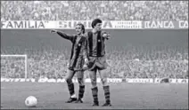  ??  ?? Neeskens y Cruyff antes de lanzar una falta.