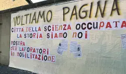  ??  ?? Uno striscione dei lavoratori di Città della Scienza