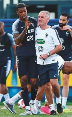  ?? AFP ?? France’s head coach Didier Deschamps (right) jokes with defender Presnel Kimpembe during a training session.