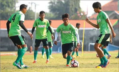  ?? ANGGER BONDAN/JAWA POS ?? KOMPAK: Dari kiri, M. Syaifuddin, Rahmat Juliandri, Abdul Aziz, dan Rishadi Fauzi saat sesi latihan Persebaya di Lapangan Jenggolo, Sidoarjo, kemarin pagi.