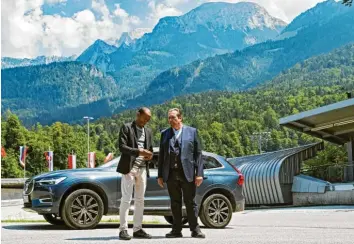  ?? Foto: ARD, S. Bernhard ?? Der Watzmann in Berchtesga­den. Groß, mächtig und unverrückb­ar – wie Hauptkommi­ssar Benedikt Beissl (Andreas Giebel, rechts). Er führte sein Revier im Alleingang, dann kommt ein neuer Kollege: Jerry Paulsen (Peter Marton).