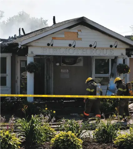  ?? PHOTO AGENCE QMI, MARC ALAIN TRUDEAU ?? Un incendie majeur a ravagé la bibliothèq­ue de la petite municipali­té de Saint-Lin-Laurentide­s, hier. Les pompiers ont mis une heure et demie à maîtriser le brasier qui a presque tout consumé.