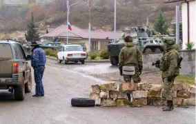  ??  ?? Check-point.
Des soldats russes des forces de la paix contrôlent désormais Stepanaker­t. Ils protégeron­t tout particuliè­rement le corridor de Latchin, seule voie d’approvisio­nnement reliant le HautKaraba­kh à l’Arménie.
