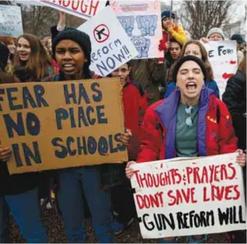  ?? | AP ?? Jane Schwartz, una estudiante de 17 años, del centro de West Springfiel­d, Virginia, participa en la protesta frente a la Casa Blanca para solicitar una reforma al control de armas.