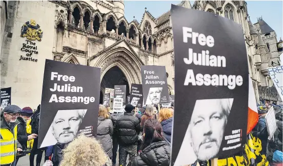  ?? ?? Διαδηλωτές σε όλη την Ευρώπη ζητούν την απελευθέρω­ση του ιδρυτή των WikiLeaks. Το βρετανικό δικαστήριο έδωσε δικαίωμα στον Τζούλιαν Ασάνζ να ασκήσει μια τελευταία έφεση ενάντια στην έκδοσή του στις ΗΠΑ, όπου κατηγορείτ­αι για κατασκοπεί­α και κινδυνεύει με ποινή φυλάκισης έως και 175 ετών