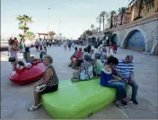  ??  ?? Ces gros galets multicolor­es sont des bancs.