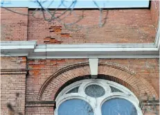  ?? Shaughn But ts/Edmonton Journal ?? Water damage to the brick is shown on the church’s exterior south side. The downtown structure was built in 1910.