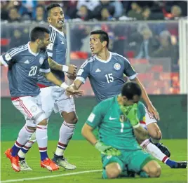  ?? I. alvarado / reuters ?? Cáceres (15) festeja su gol, el 2-0 de la albirroja