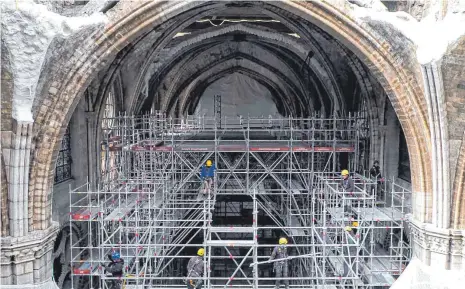  ?? FOTO: ANTOINE BOUTHIER/AFP ?? Der Innenraum der Pariser Kathedrale Notre-Dame ist eine große Baustelle und fast komplett eingerüste­t.