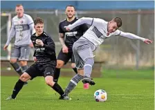  ?? JÜRGEN SCHEERE ?? Markus Strobel (rechts) versucht hier gegen den Weimarer Erik Orlamünde den Ball zu behaupten.