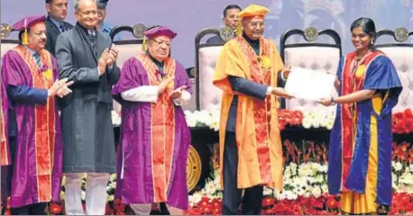  ??  ?? President Ram Nath Kovind awards gold medal to a student at the 2nd convocatio­n of AIIMS at Jodhpur on Saturday.
HT PHOTO