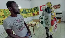  ??  ?? I casi CasertaDue migranti, di cui uno nascosto da un telo, denunciano di essere stati feriti il 19 giugno da sconosciut­i che gli hanno urlato contro «Salvini, Salvini» (Ansa)