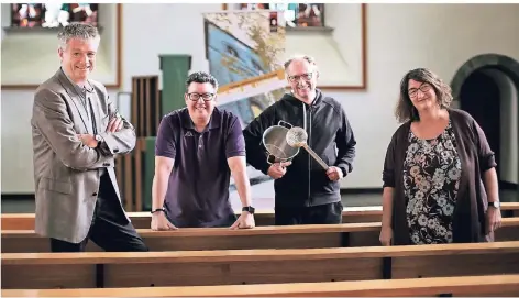  ?? RP-FOTO: BLAZY ?? Sie verwandeln die Kirche in einen Speisesaal: (v. l.) Gert Ulrich Brinkmann, Dirk Oberbansch­eidt, Frank Schulte und Dagmar Argow.