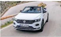  ?? FOTO: VOLKSWAGEN AG/DPA-TMN ?? Als erstes SUV aus der Kompaktkla­sse wird der VW T-Roc für einen Aufpreis von rund 4000 Euro zum Cabrio.