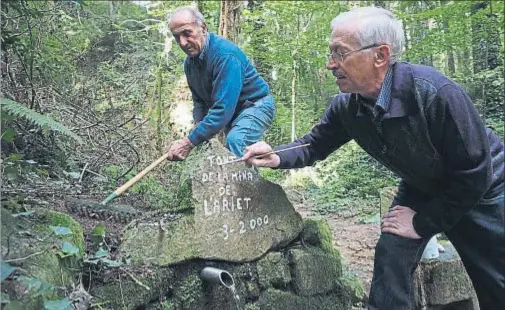  ?? PERE DURAN / NORD MEDIA ?? Ramon Bohils y Josep Masó, en una de las más de sesenta fuentes que han restaurado