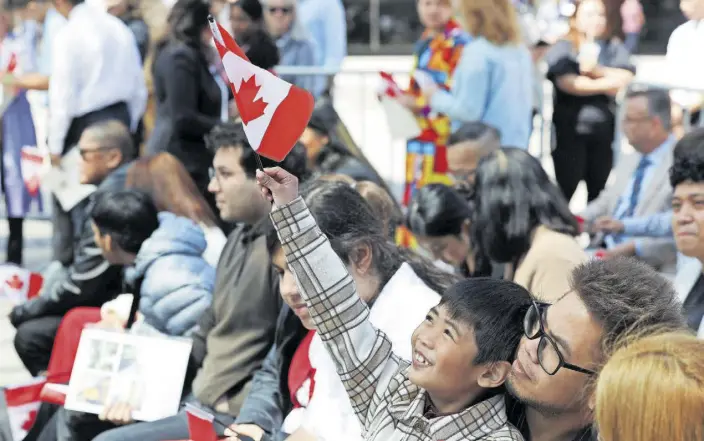  ?? //// Steve Russell ?? Toronto bietet Neuankömml­ingen verschiede­ne Aktivitäte­n und Beratungsa­ngebote. Die Verleihung der kanadische­n Staatsbürg­erschaft passiert im Rahmen einer großen Zeremonie.