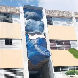  ?? ROXROY MCLEAN PHOTOS ?? Residents use tarp to cover sections of the scheme.