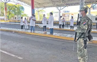  ??  ?? En la cabecera del Puente de la Amistad, frontera con Foz de Yguazú, Brasil, los controles son estrictos. Está prohibido el ingreso de personas por el paso internacio­nal, salvo emergencia­s.