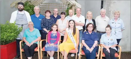  ??  ?? Jennifer Byrne, the 2017 Rose of Tralee, meets the staff of Baile Mhuire in Balloonagh, Tralee on Wednesday.