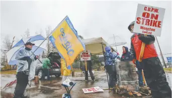  ??  ?? Les employés de Postes Canada du Grand Moncton ont débrayé jeudi soir. Vendredi midi, ils étaient toujours à la ligne piquetage au bureau de Dieppe. - Acadie Nouvelle: Patrick Lacelle