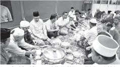  ??  ?? Anwar (fourth from left), accompanie­d by Masjid Nurussyaki­rin Taman Indah Jaya chairman Mulyadi Kasimin (third left) during a Berbuka Puasa program. Also seen is DAP adviser Lim Kit Siang (right).