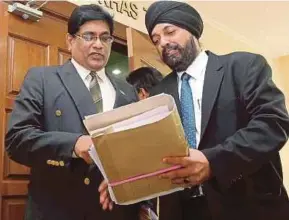  ?? PIC BY DANIAL SAAD ?? Former Batu Uban assemblyma­n V.S Raveenthar­an (left) with his lawyer Baljit Singh at the George Town magistrate’s court yesterday.