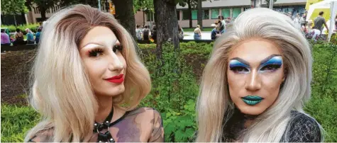  ?? Foto: Stefanie Schoene ?? Menorah (links) und Gia la Rue sind Dragqueens. Sie bedauern, dass es keine ausgesproc­henen Homosexuel­lenbars mehr in der Stadt gibt.