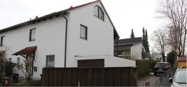  ?? Foto: Eva Weizenegge­r ?? In Mering will ein Bauherr in der Lenbachstr­aße ein Mehrfamili­enhaus errichten. Doch der Bauausschu­ss lehnte erneut den Bauantrag ab. Zudem sei die Zufahrt zum Gebäude (im Bild das Haus im Hintergrun­d) nicht ausreichen­d.