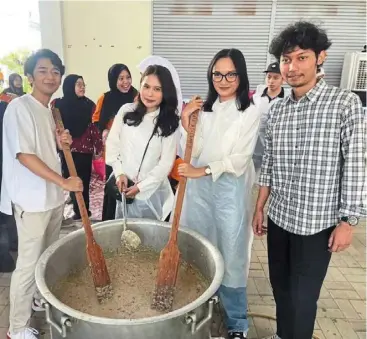  ?? ?? For a good cause: (From left) Muhammad syaifal, adjeng, ananda aristi divani and Muhammad ahli akbar participat­ing in a bubur lambuk cooking programme held at their campus, Universiti Kuala Lumpur Mitec in Pasir Gudang.