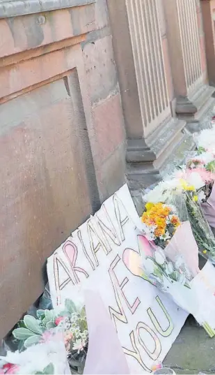  ??  ?? RAMMET AV TERROR: En kvinne legger ned blomster i Manchester tirsdag til minne om ofrene etter terrroraks­jonen kvelden før. Eksplosjon­en skjedde rett etter en konsert med artisten Ariana Grande i Manchester Arena.