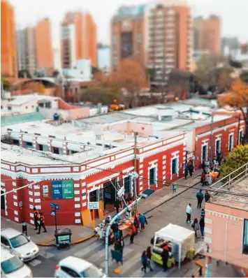  ?? Fotos: Florian Beck ?? Eine Straßensze­ne in Córdoba, Argentinie­n. Ein bisschen anders sieht es allerdings in der Realität aus. Für das Bild wurde mit ei nem sogenannte­n Miniaturef­fekt gearbeitet.