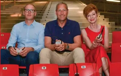  ?? FOTO PHOTO NEWS ?? Hans Willems van WIcreation­s, Gert Verhulst van Studio 100 en 40-45-actriceMar­leen Merckx met de hoofdtelef­oons op de tribune.