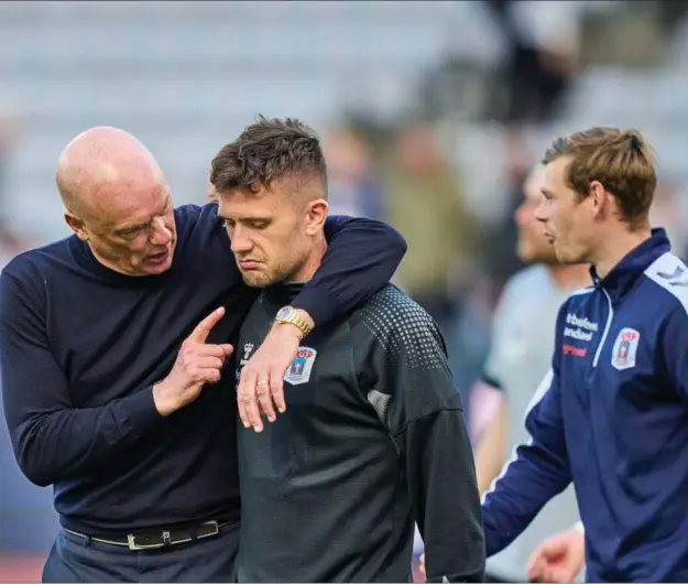  ?? ?? AGF's cheftraene­r Uwe Rösler bakker godt op om Mikkel Duelund. Yderst til venstre er det forsvarska­ptajnen Frederik Tingager, som også har oplevet hadbeskede­r fra fans. Arkivfoto: Claus Bonnerup/Ritzau Scanpix