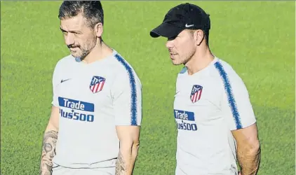  ?? FOTO: MD ?? Nelson Vivas y Diego Pablo Simeone, en un entrenamie­nto del Atlético de Madrid en el Cerro del Espino